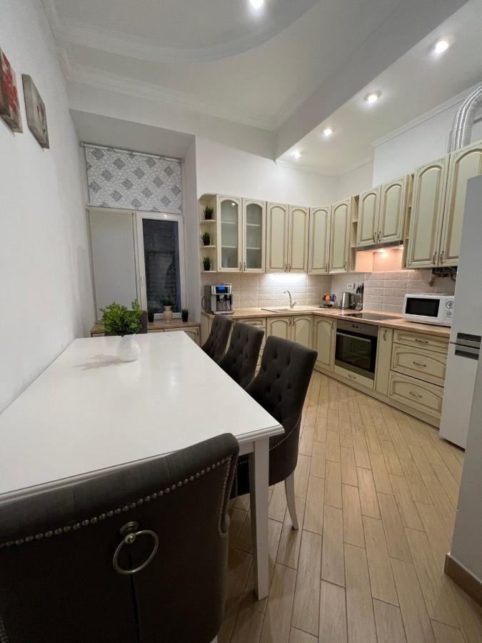 3 Rooms Apartments In The City Centr Lviv Dış mekan fotoğraf